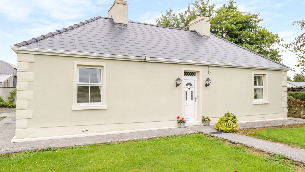 Ballintober Cottage | CHERRY TREE COTTAGE, family friendly in Castlebar, County Mayo
