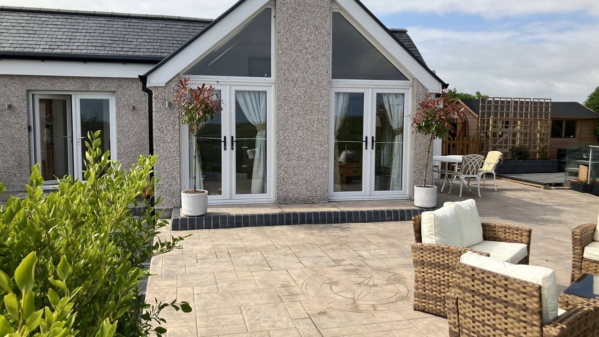 Port Logan Cottage | CHERRY TREE COTTAGE, pet friendly, with a garden in Sandhead