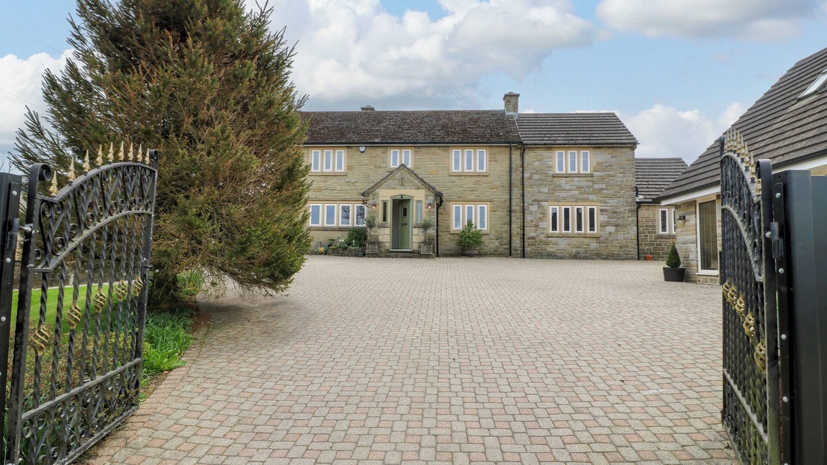 Stonedge House | CHERRY TREE FARM, family friendly, with hot tub in Chesterfield