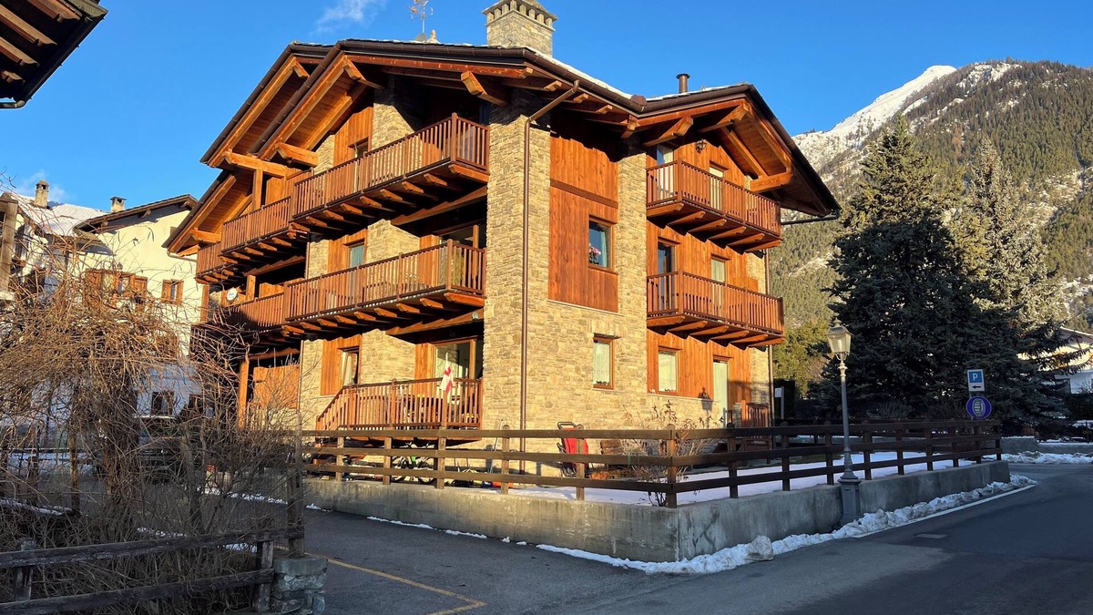 Morgex Apartment | Cherry Tree House. Cozy and modern, nestled in the tranquility of the Alps