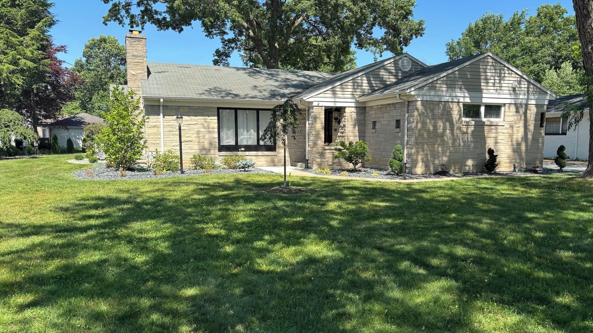 South Bend House | Cherry Tree Vacation Home, 4 BR 2 BA 2500 sq ft, safe neighborhood .9 mi to ND!
