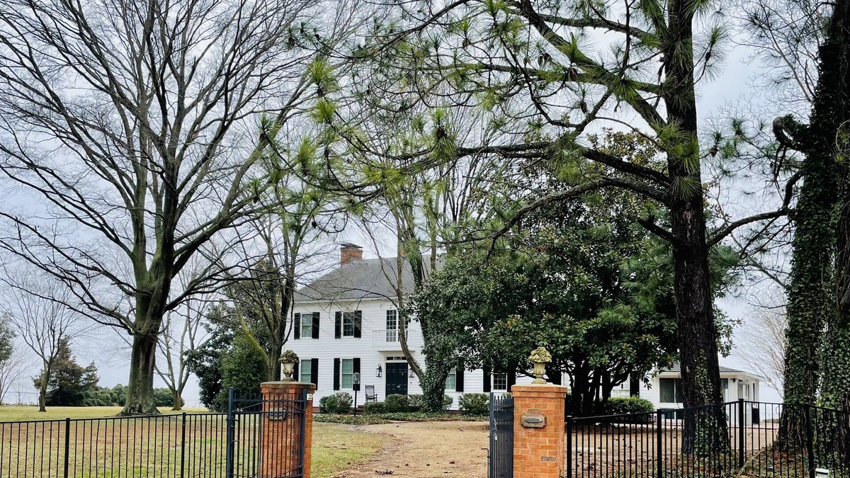 Wicomico Church House | Chesapeake Bay-front Estate minutes to Irvington, Kilmarnock Whitestone