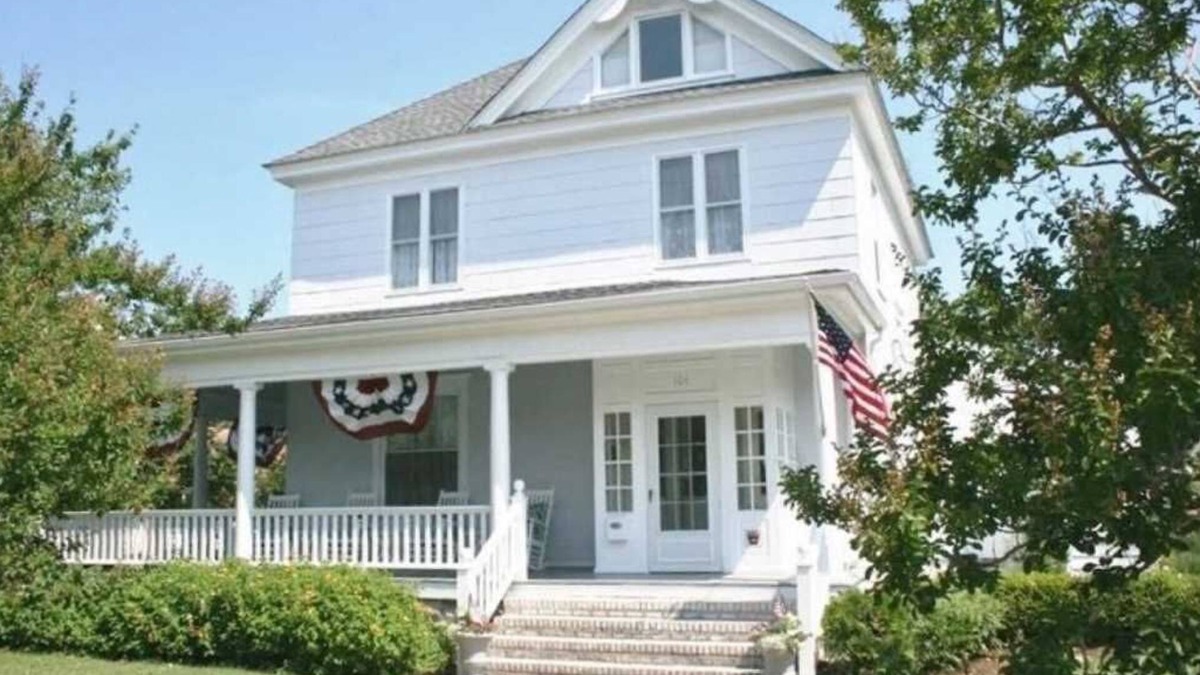 Cape Charles House | Chesapeake Dream - Stately restored Victorian home ONLY 4 houses from the BEACH!