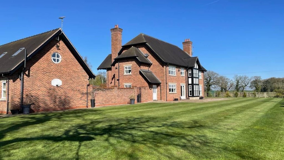 Middlewich Apartment | Cheshire - Countryside peaceful retreat. Surrounded with nature and wildlife.