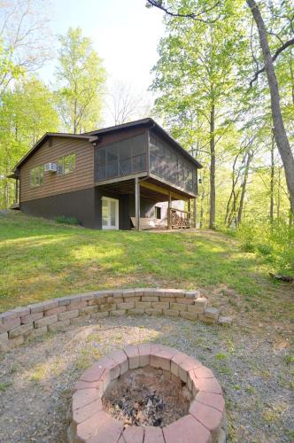 Great Cacapon House | Chesnutt Cabin - Riverfront, Fire Pit, Game Room, Wifi, Screen Porch, View, King Bed