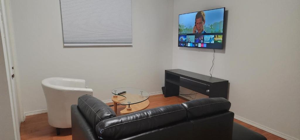 Winnipeg Apartment | ChessKings Guest House - Unit 1