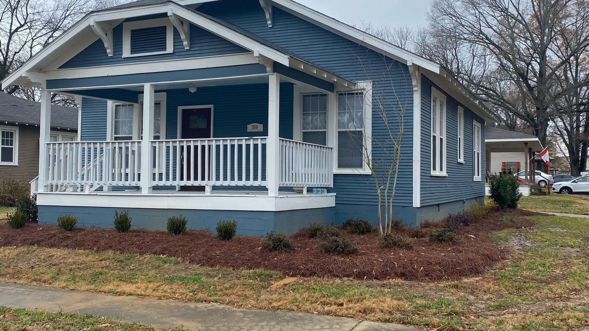 Tupelo House | Chestnut Cottage - Minutes to Downtown and NMMC! Close to Fairpark & Arena.