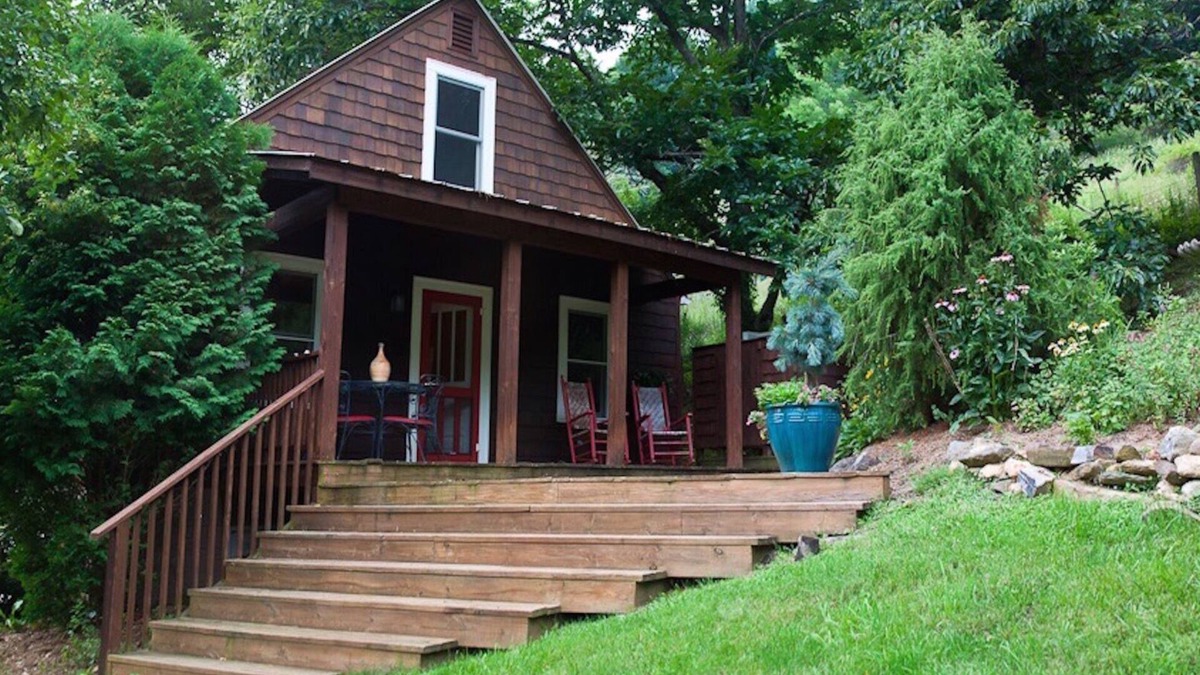 Lansing Cottage | Chestnut Cottage @ Old Orchard Creek Farm - Hiking, Views, Family Friendly