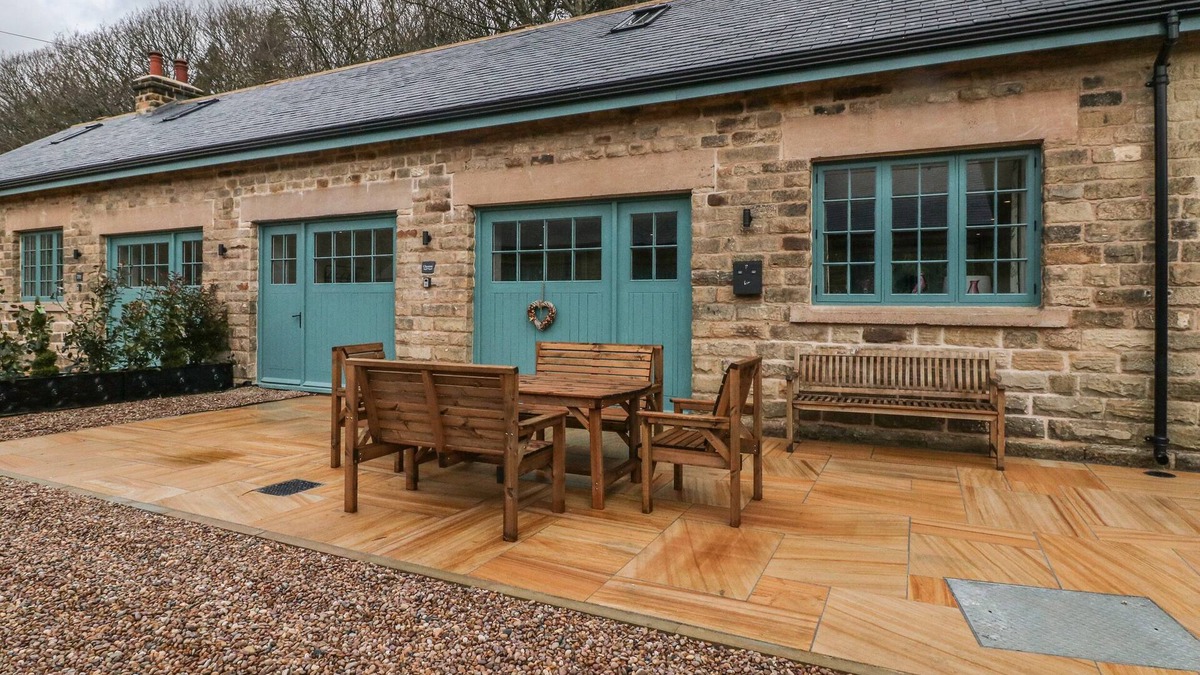 Hollow Meadows Cottage | CHESTNUT COTTAGE, pet friendly, with a garden in Stocksbridge