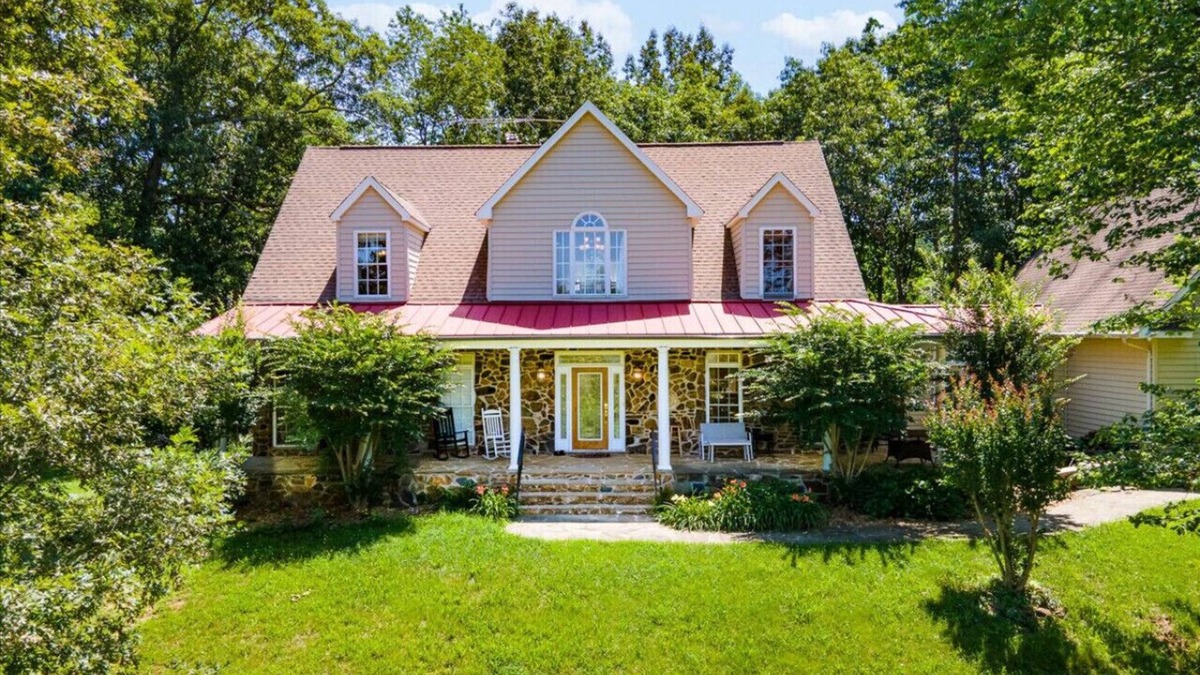 Catalpa House | Chestnut Farm | Majestic Views | Goat Petting
