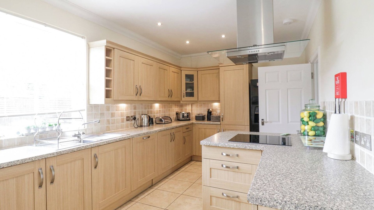 Barrow Cottage | CHESTNUT GRANGE, pet friendly, with hot tub in Barrow, Suffolk