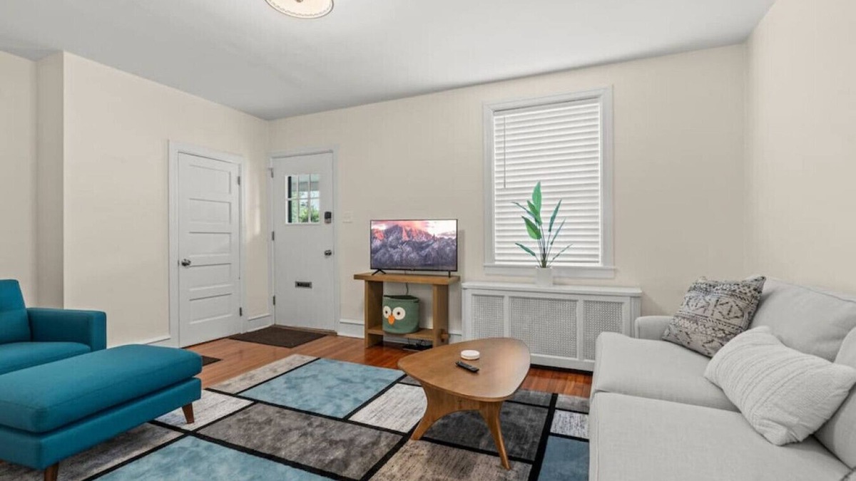 Chestnut Hill House | Chestnut Hill | 2BR | Easy Parking