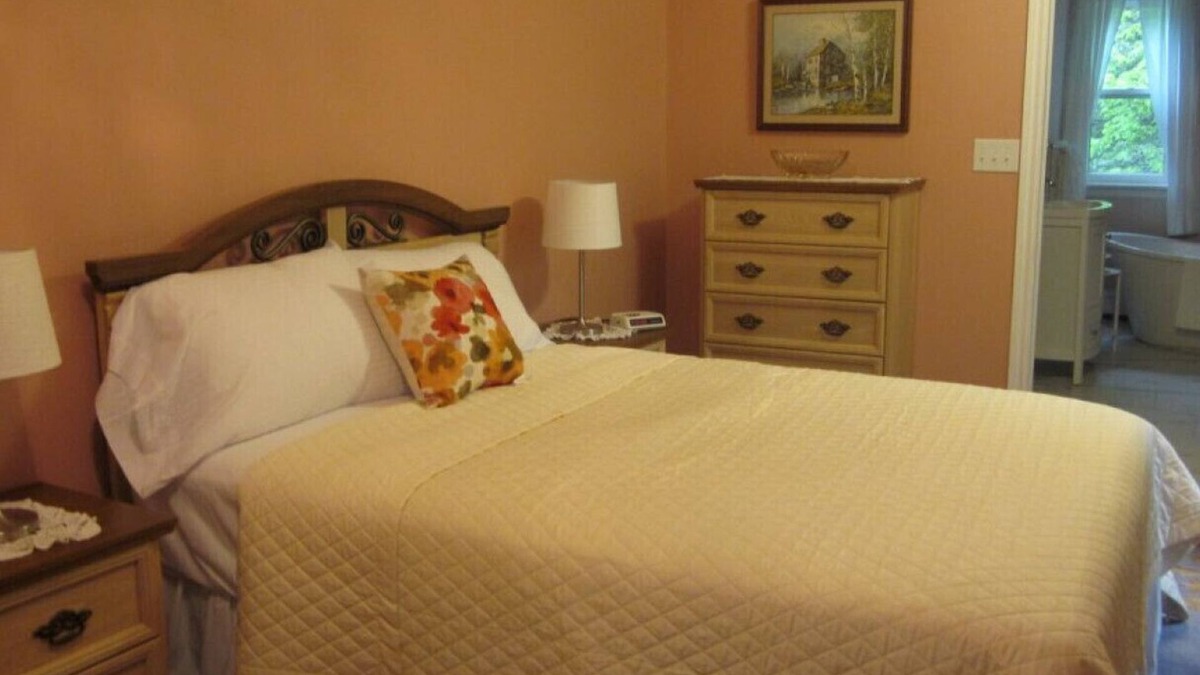 Anne's Land Bed & Breakfast | Chestnut Lane Bed & Breakfast - The Rose Room