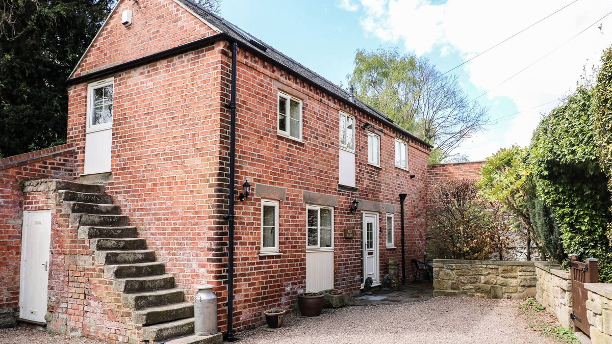 Duffield Cottage | CHESTNUTS BARN, pet friendly, with a garden in Holbrook, Derbyshire