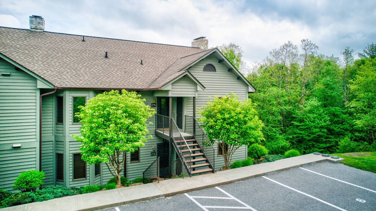 Blowing Rock Condo | Chetola:Berkshires 3 - 3BR with 2 sleeper sofas-Chetola Resort Privileges -Walk To Blowing Rock