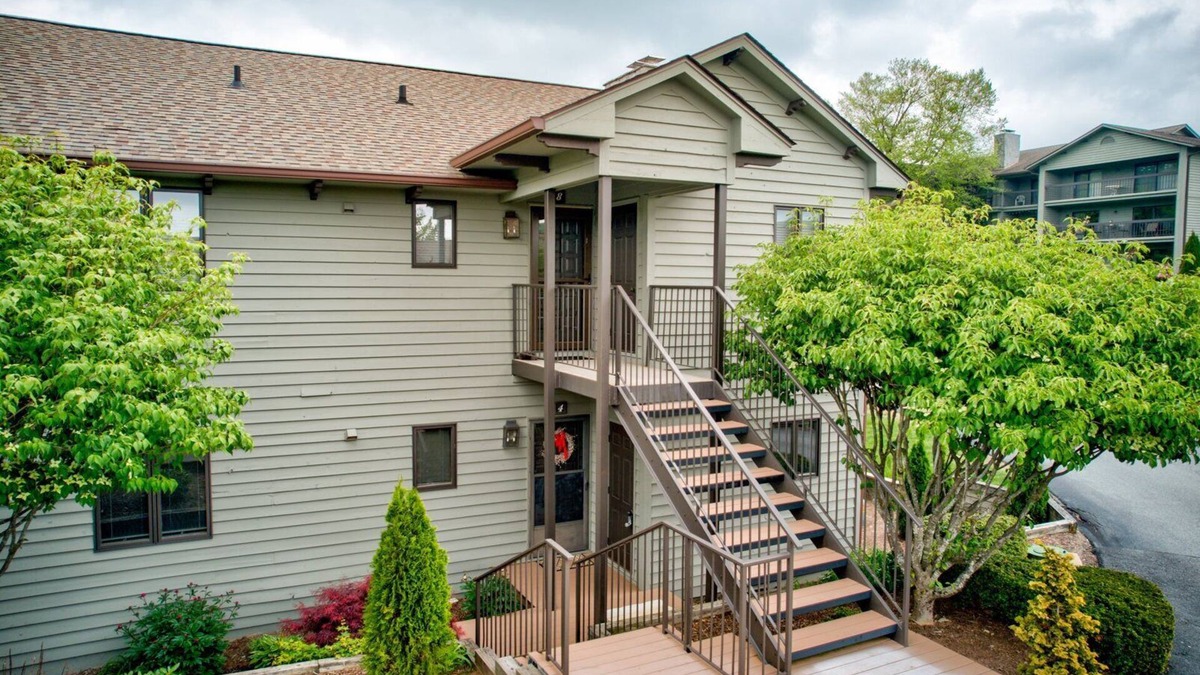 Blowing Rock Condo | Chetola: Holly 4 - Condo Overlooking Tennis at Chetola Resort, Downtown Blowing Rock!