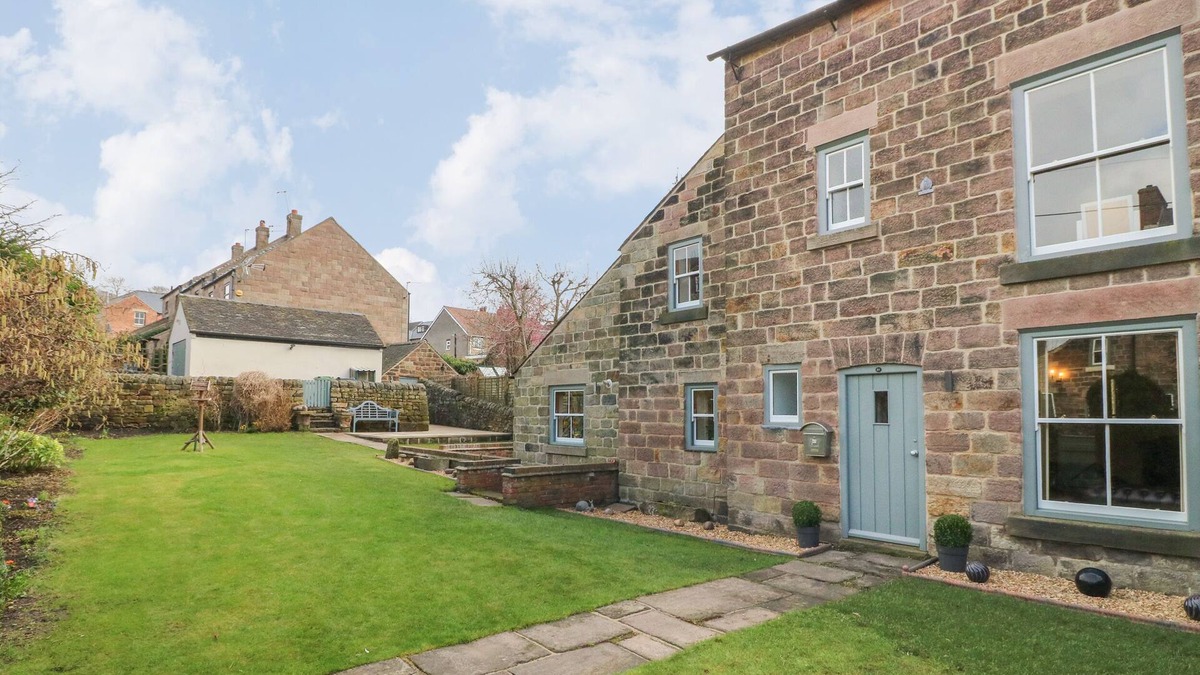 Belper Cottage | CHEVIN VIEW, pet friendly, character holiday cottage in Belper
