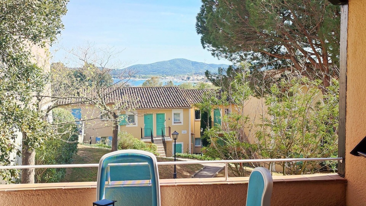 Les Restanques Apartment | *Chez Adriana* Sea view apartment with swimming pool 15 minutes from the beach.