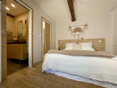 Saint-Cyr-les-Champagnes House | Chez Délicia chambre d'hôte