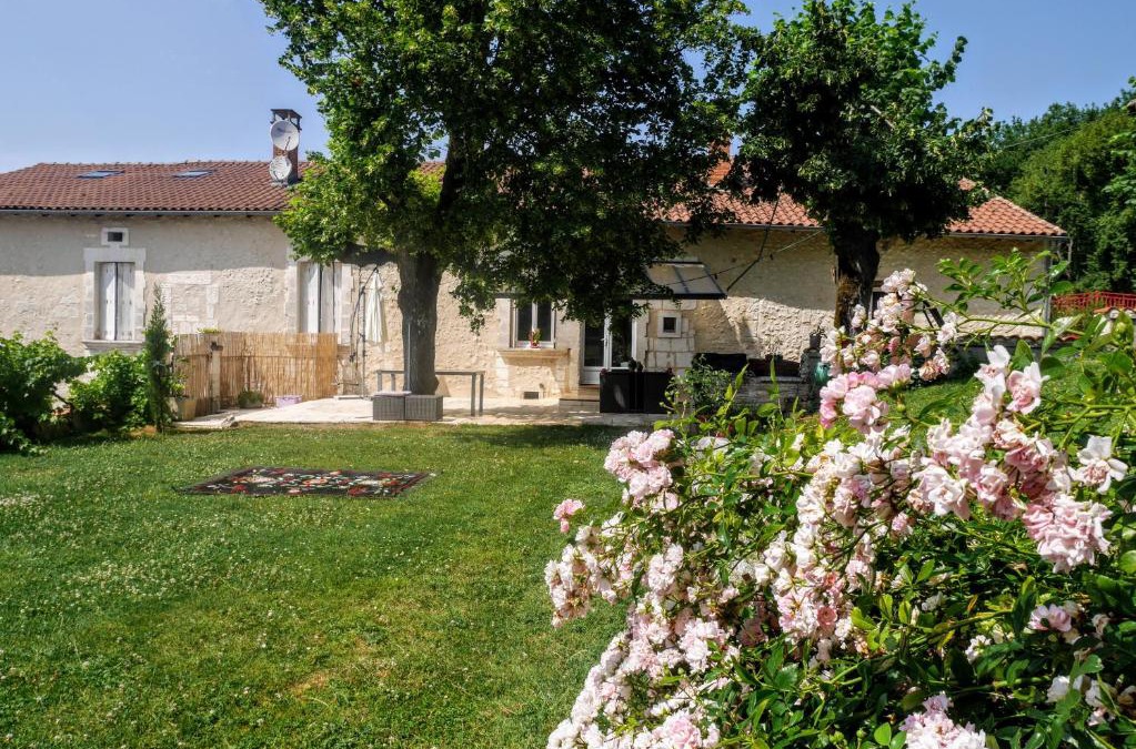 Leguillac-de-l'Auche House | Chez "hygge en périgord", gîtes climatisés à la campagne avec piscine chauffée privatisée et balnéo en option ou déjà incluse- 1 gîte de 2 personnes, 1 jusqu'à 6 personnes et 1 jusqu'à 12 personnes