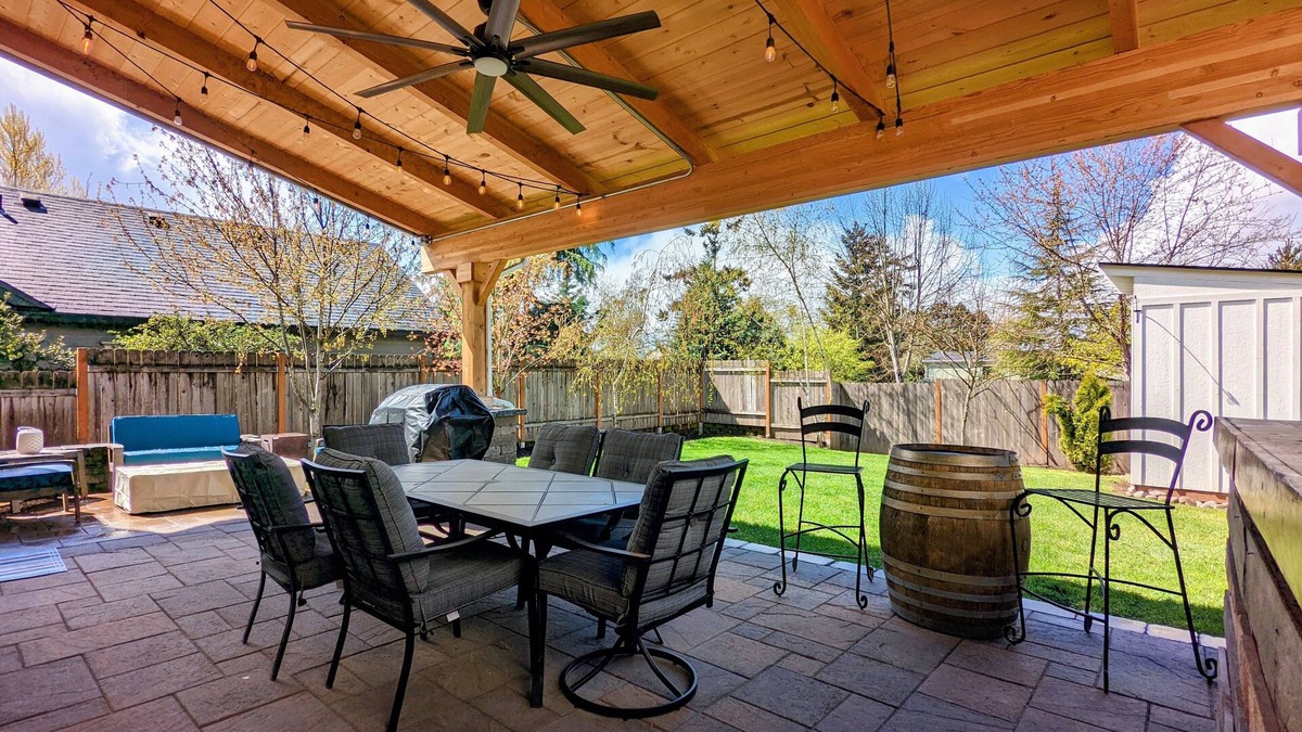 Newberg House | Chez Pinot Vino! A Great 3 bed/2.5 bath Family Home - Pet Friendly