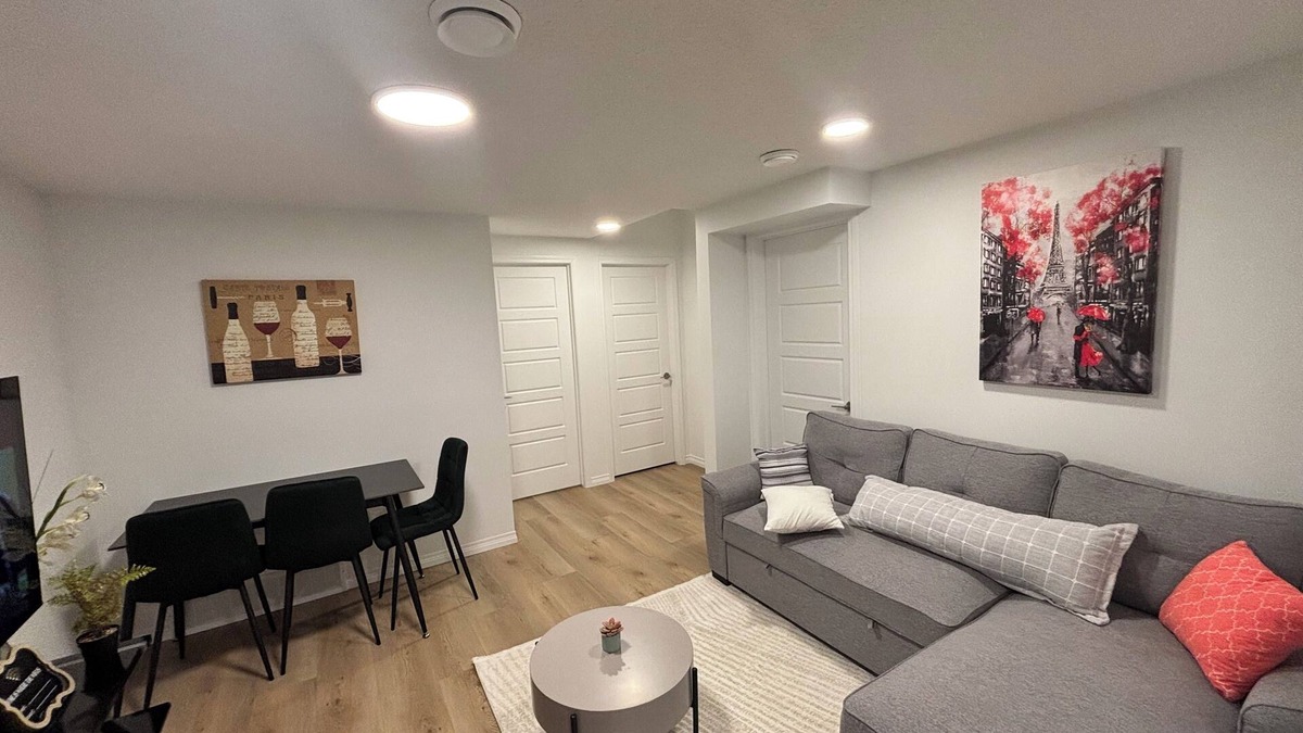 Southwest Edmonton Cabin | Chezeey’s Home - Refresh, Relax, Work & Unwind - new beautiful basement suite