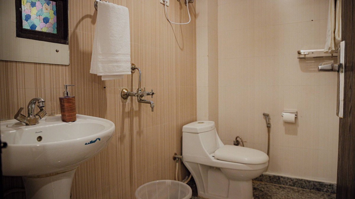 Chhatarpur Apartment | Chhatarpur’s Chic 3BHK Retreat with WiFi, AC in wonderful New Delhi