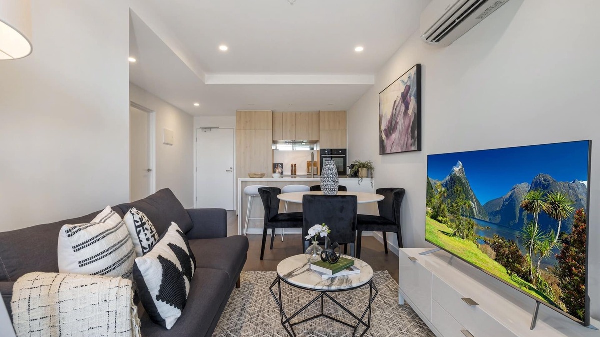 Moonee Ponds Apartment | Chic 1-Bed with Parking, Gym, Pool & City Views