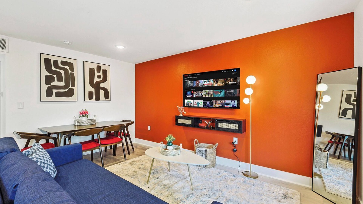 Old East Dallas Apartment | Chic 1-bedroom apartment with Parking, WiFi, AC near Downtown Dallas