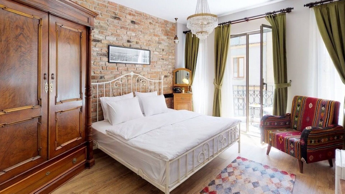 Galata Hotel | Chic 1-bedroom hotel with WiFi and AC in welcoming Istanbul