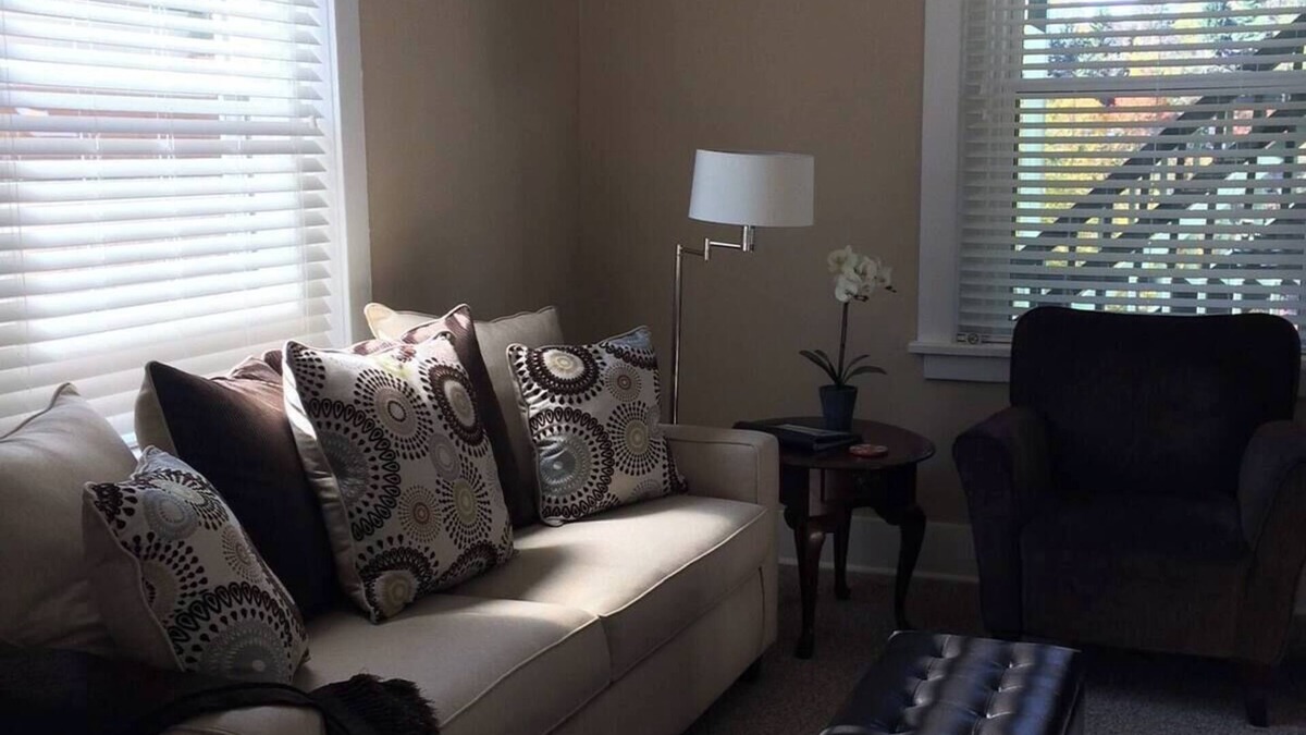 Forest Hills Apartment | Chic 1-bedroom with WiFi and AC in awesome Pittsburgh