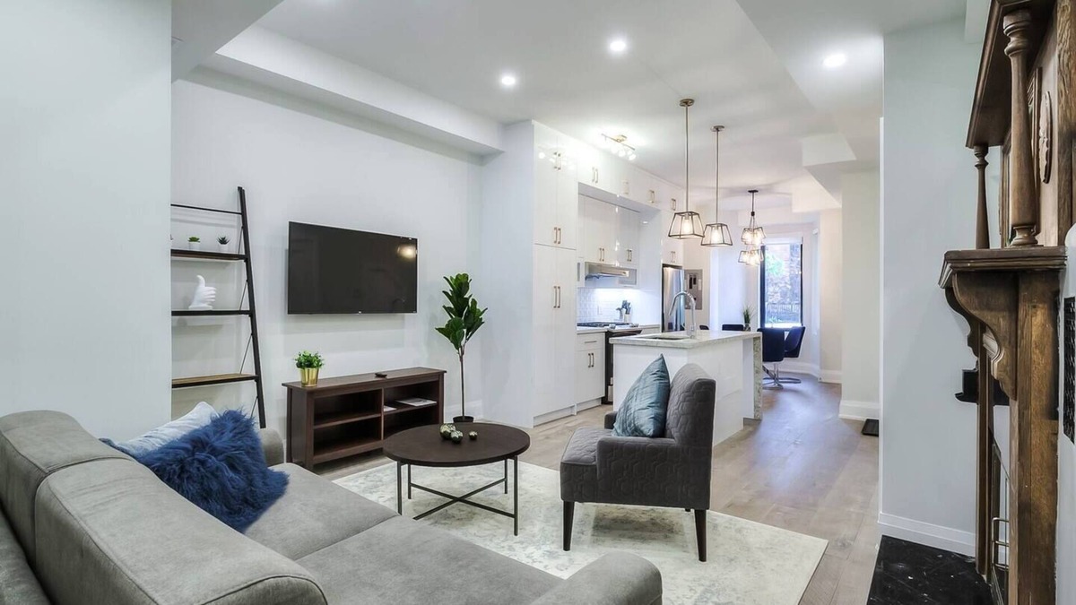Cabbagetown South Apartment | Chic 1BR Retreat near Dundas Square