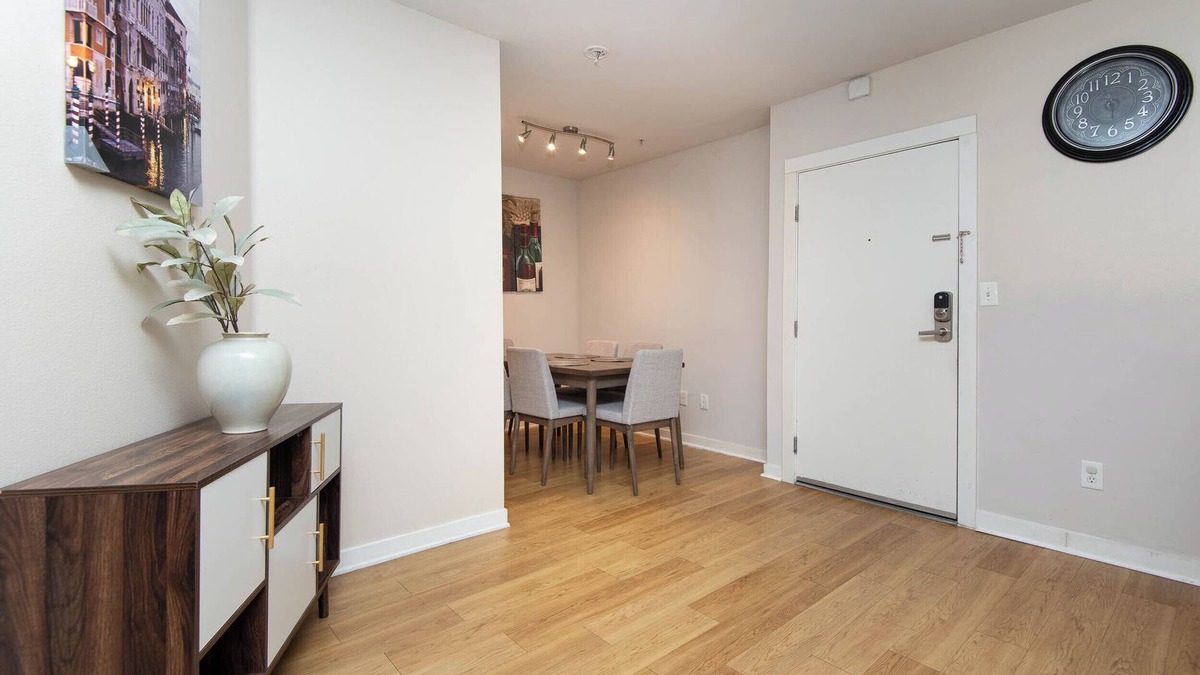 City West Apartment | Chic 2-Bed Apt in Fabulous Los Angeles with Balcony, Fitness Room and WiFi