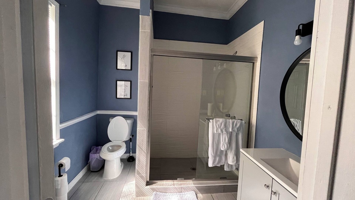 Uptown House | Chic 2 bedroom, 2 bathroom Stay + Wi-Fi – Great for Families or Business Trips