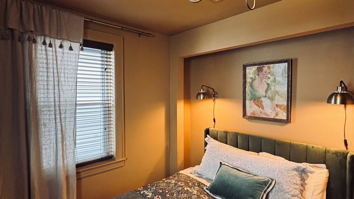 Jersey City Apartment | Chic 2-bedroom apartment in the Downtown of Jersey City. 8 min to the NYC train
