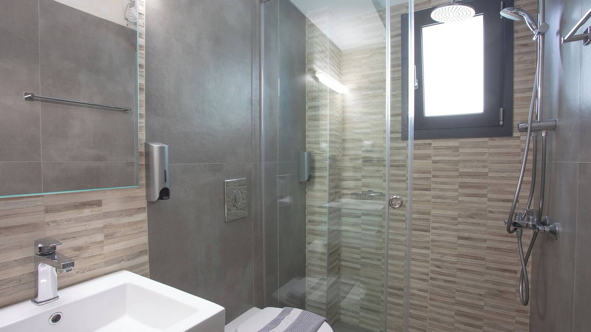 Khalkis Apartment | Chic 2-bedroom apartment ground floor with WiFi, AC in awesome Chalkida
