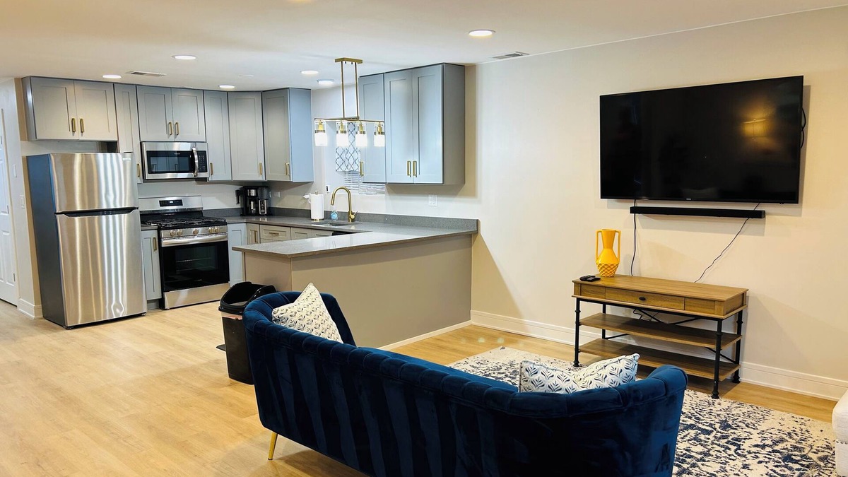 Woodlawn Apartment | Chic 2-bedroom apartment near Hyde Park/University of Chicago Campus