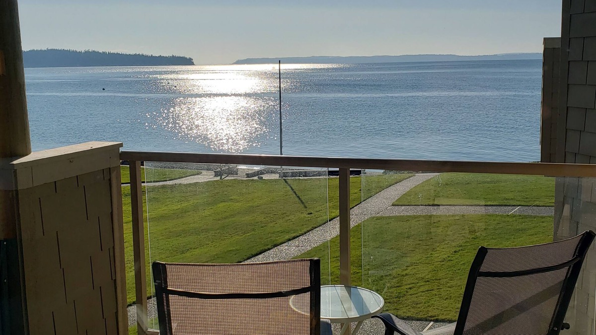 Freeland Condo | Chic 2-bedroom beachfront condo on Mutiny Bay with water views