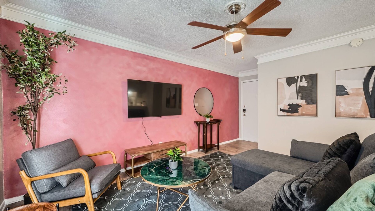 Brentwood Apartment | Chic 2B Getaway | 10min > DTWN | W/D, Pool, Prkg