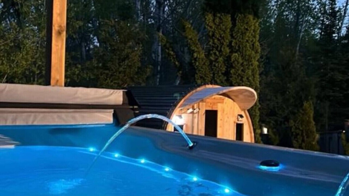 Richmond Hill House | Chic 2B Oasis Retreat, Giant Hot Tub & Sauna Bliss