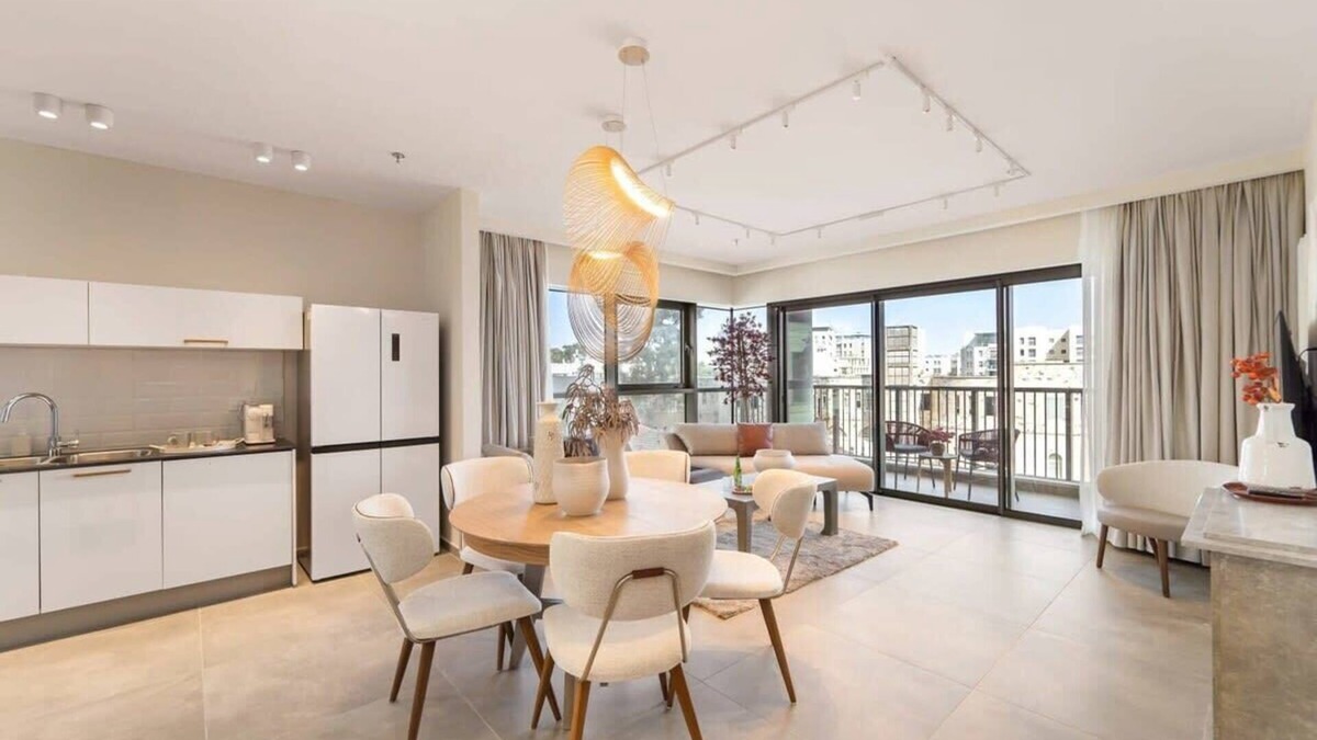 Mea She'arim Condo | Chic 2BDR Parking/Terrace In City Center