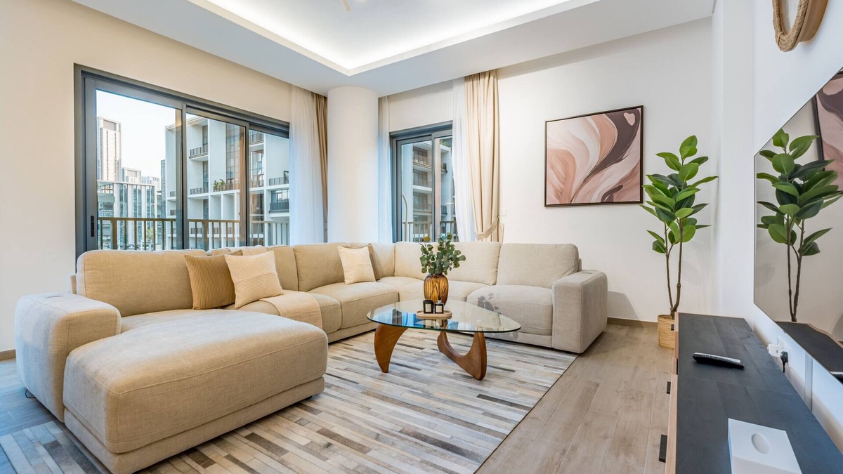 Al Wasl Apartment | Chic 2BR in Central Park Building 1, Al Wasl by Deluxe Holiday Homes