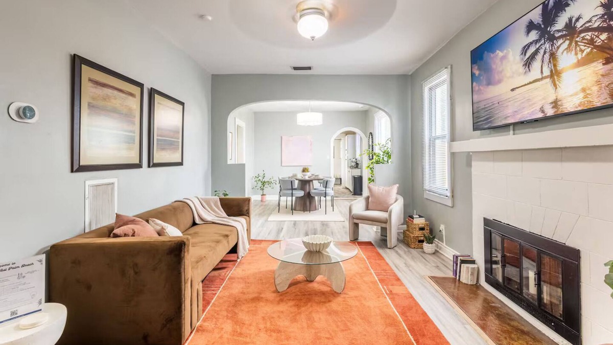 West Palm Beach House | Chic 2BR Palm Breeze Retreat Coastal Style Near Beaches & Downtown WPB