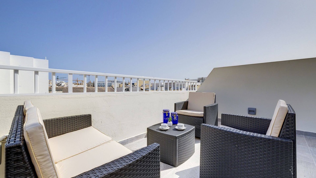 Gzira Apartment | Chic 2BR Penthouse steps from the Promenade