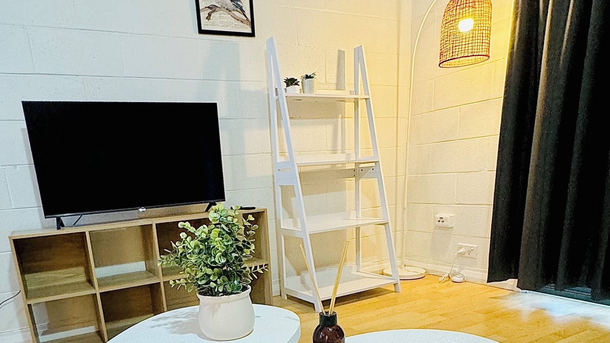 South Albury House | Chic 2BR South Side Getaway Near Albury CBD