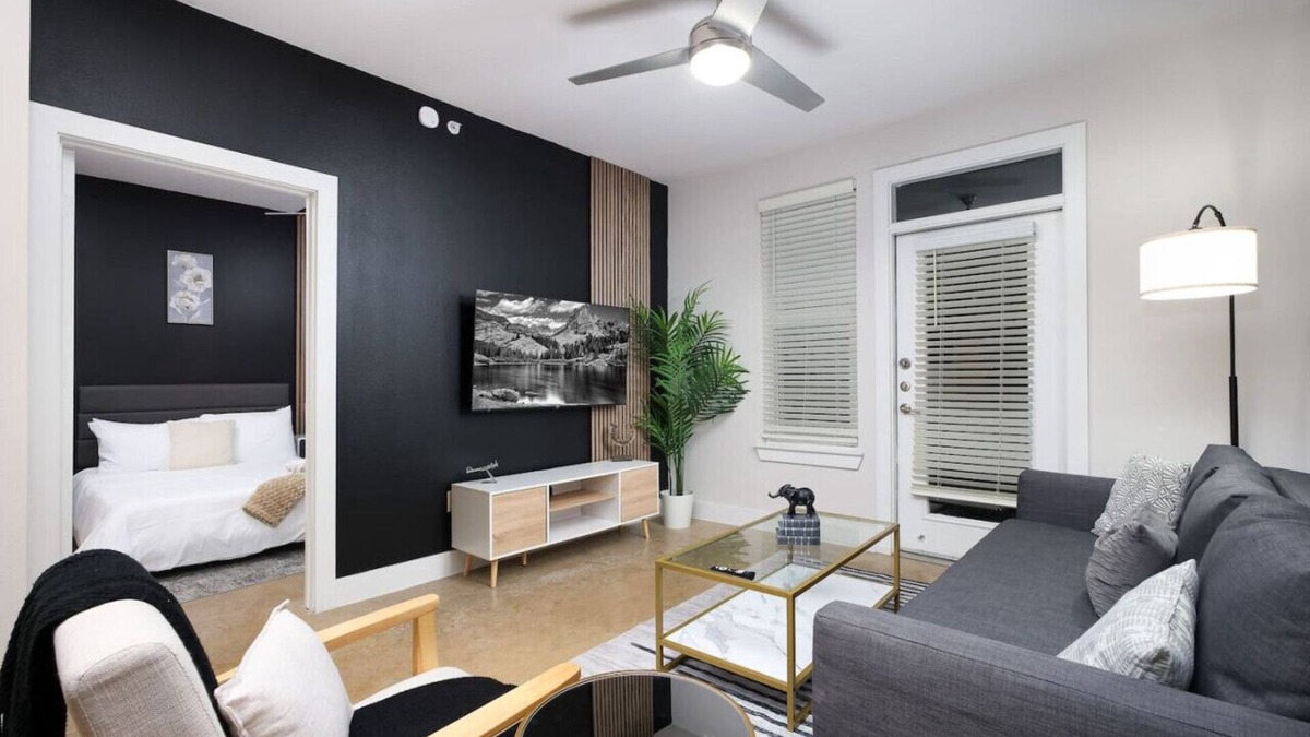 King William Apartment | Chic 2BR w/Gym, Parking, Near King Wms & Towers
