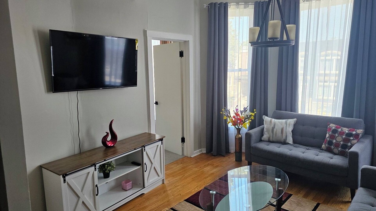 Woodlawn Apartment | Chic 3-bedroom apartment with WiFi, AC in welcoming Chicago