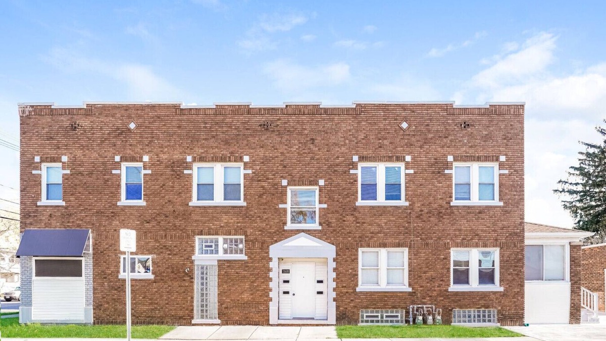 Cleveland Apartment | Chic 3 Bedroom close to I-90, Downtown and Lake Erie