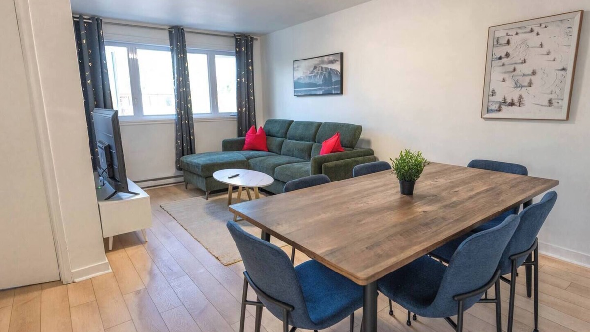 Laval-des-Rapides Apartment | Chic 3BR 5 Beds 5min walk to Metro Free Parking