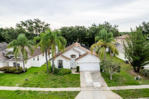 Sunrise Lakes House | Chic 3BR Retreat w Pool Near Disney Magic